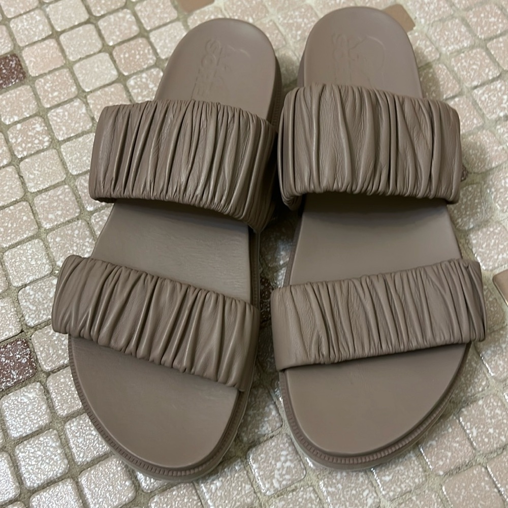 Sorel sandals beige in good condition size 9.5